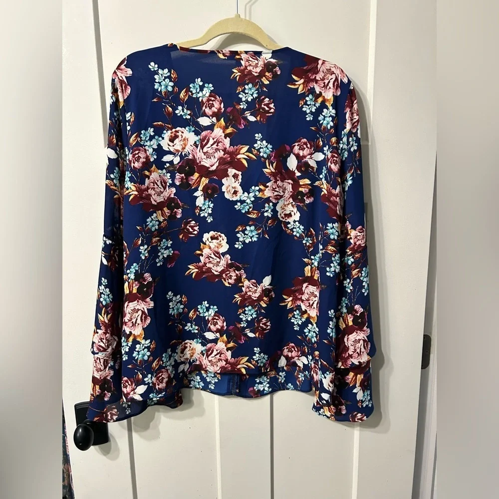 Rose + Olive Womens BOHO Blouse Top XL Blue Floral Bell Sleeve Crochet Festival - Picture 5 of 5